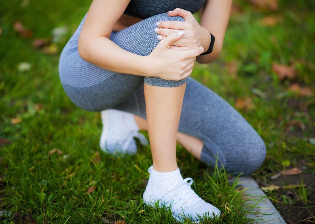 A woman experiencing pain in the knees.